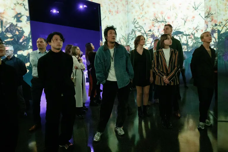 Fotol keskel teamLabi kunstnik Toshiyuki Inoko.