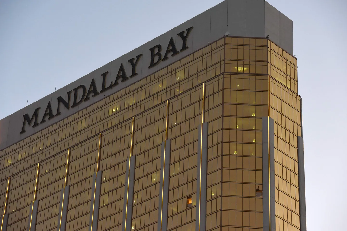 Mandalay Bay hotellkasiino purunenud aknad, mille kaudu Paddock tulistas.
