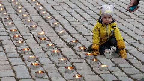 GALERII ⟩ Sajad küünlad tuletavad meelde Nõukogude Liidu inimsusevastaseid kuritegusid