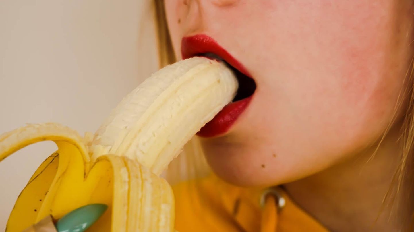 Naine sensuaalselt banaani söömas.