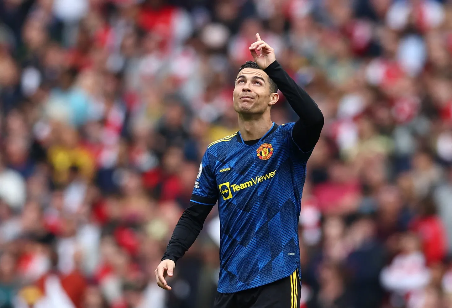 Cristiano Ronaldo vaatas väravat tähistades taeva poole.