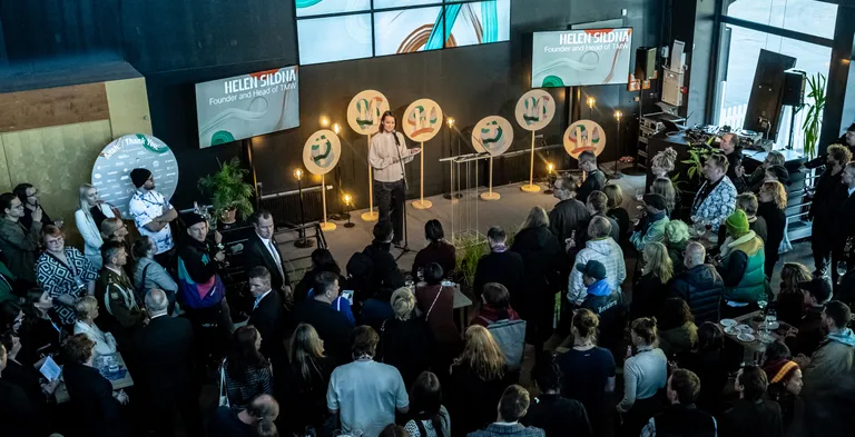 2024. gada "Tallinas Mūzikas nedēļas" viesus laikmetīgā teātra centrā "Vabalava" Telliskivi radošajā kvartālā uzrunā ilggadējā festivāla vadītāja Helēna Sildna.