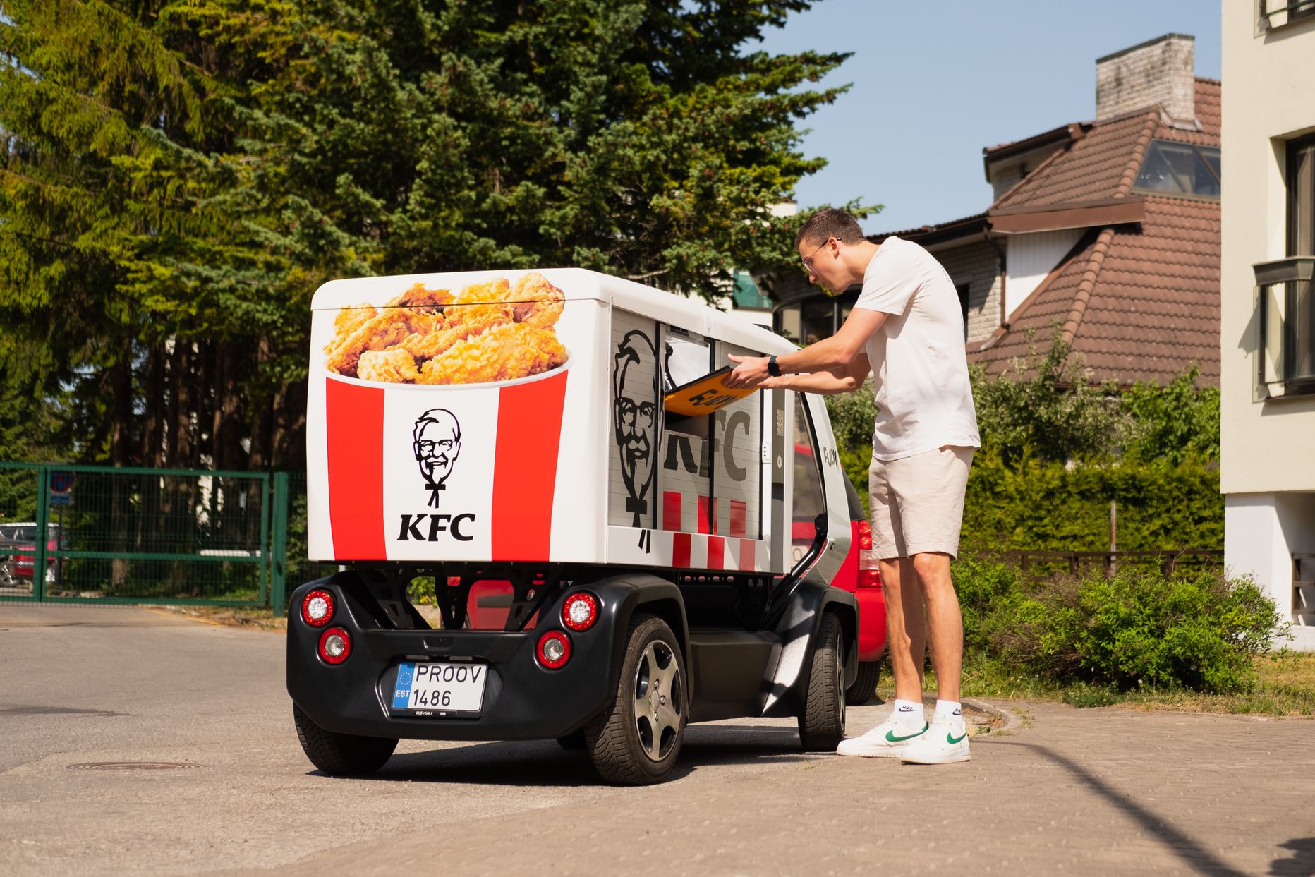15 июня в Таллинне состоялся тестовый день по доставке еды роботами-курьерами компании Clevon.