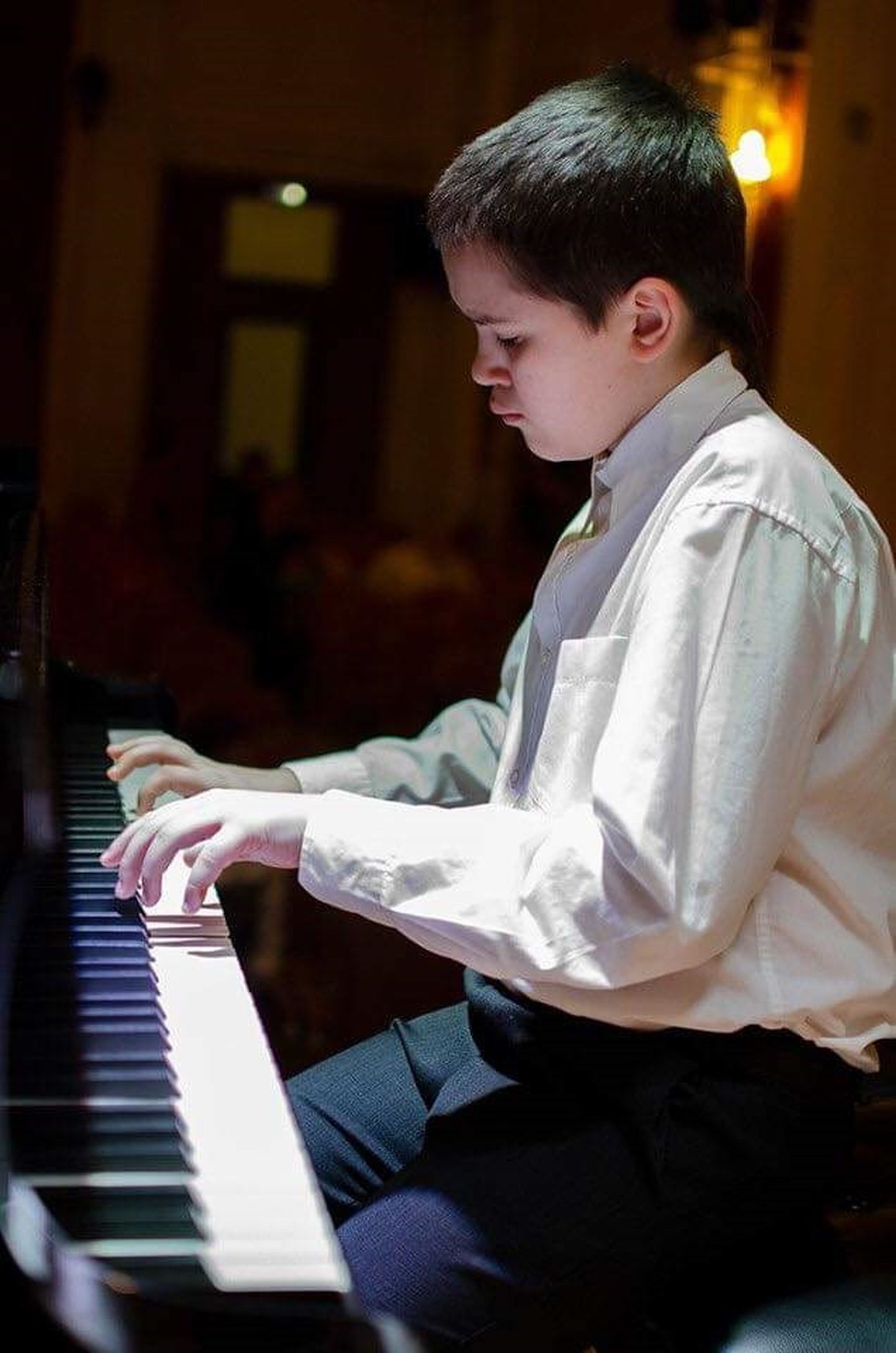 Музыкальное обрамление сказочного вечера обеспечит юный пианист Анатолий Богданов, который уже неоднократно доказал высокую степень своих талантов.