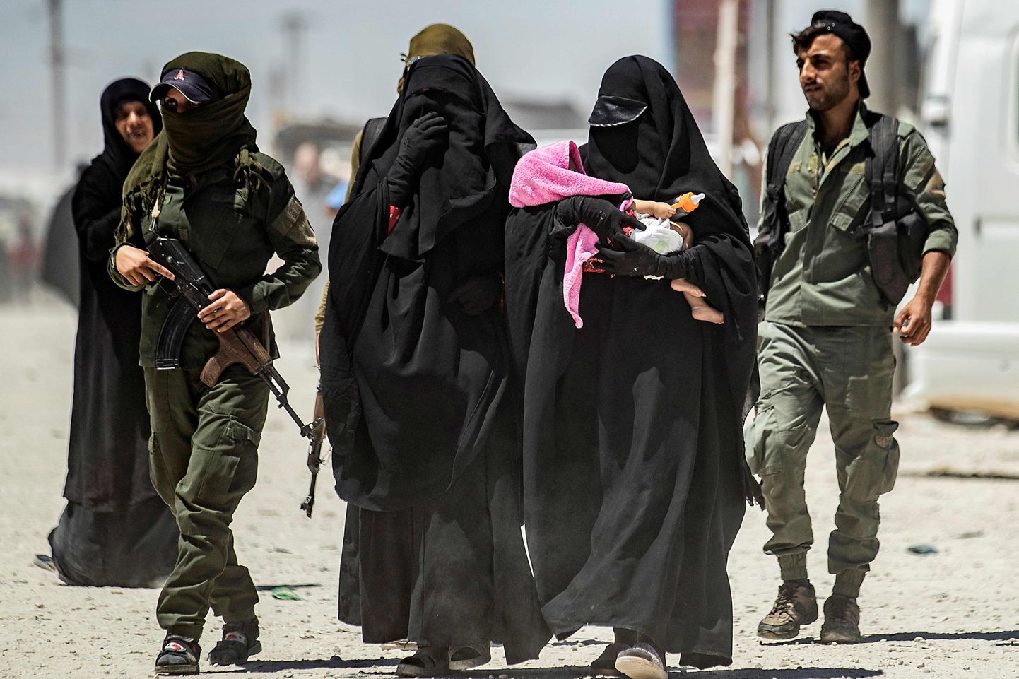Väidetavad äärmusrühmituse Islamiriik võitlejate naised koos lapsega 23. juulil.