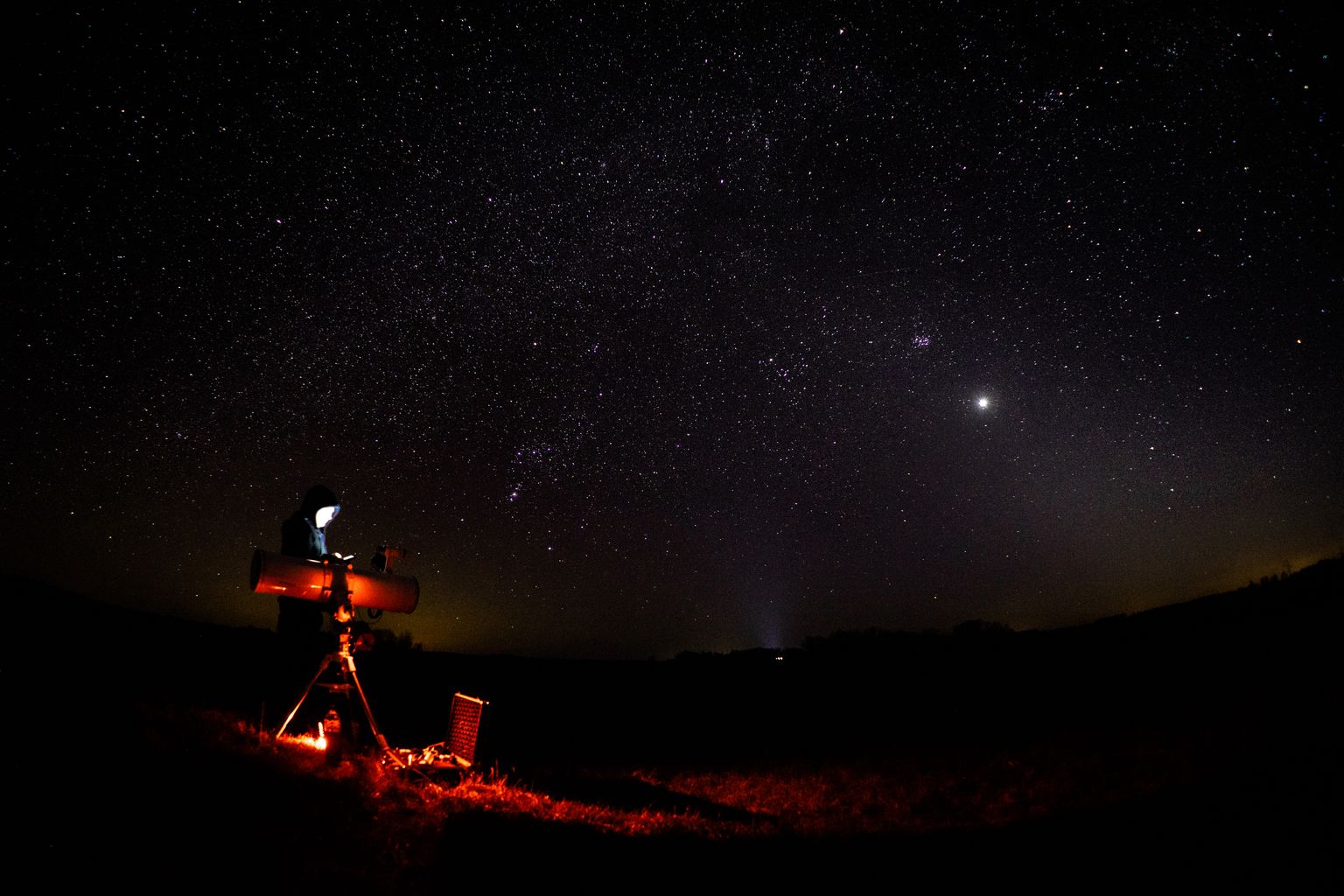 Foto möödunud neljapäevasest Tõrva astronoomiaklubi teleskoobivaatlusest. Heledaim objekt on planeet Veenus ja selle kohal ja vasakul hajustäheparv Plejaadid, mida kutsutakse ka Taevasõelaks või jaapanipäraselt Subaruks.