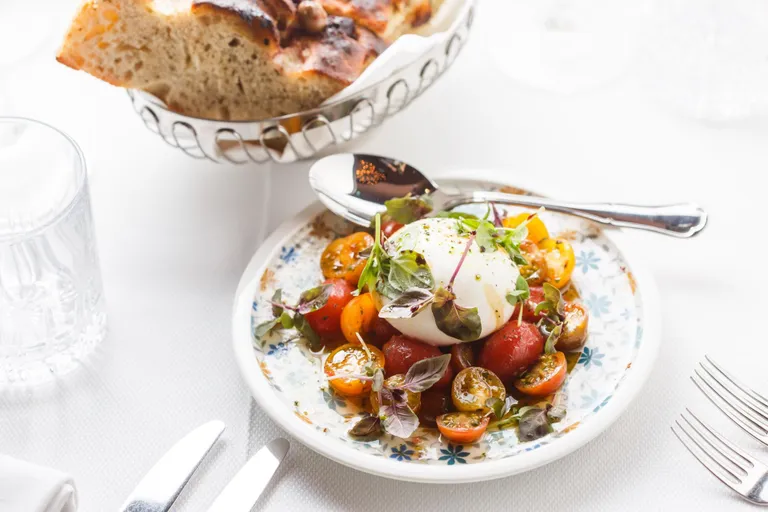 Burrata juustupall tomatitega.