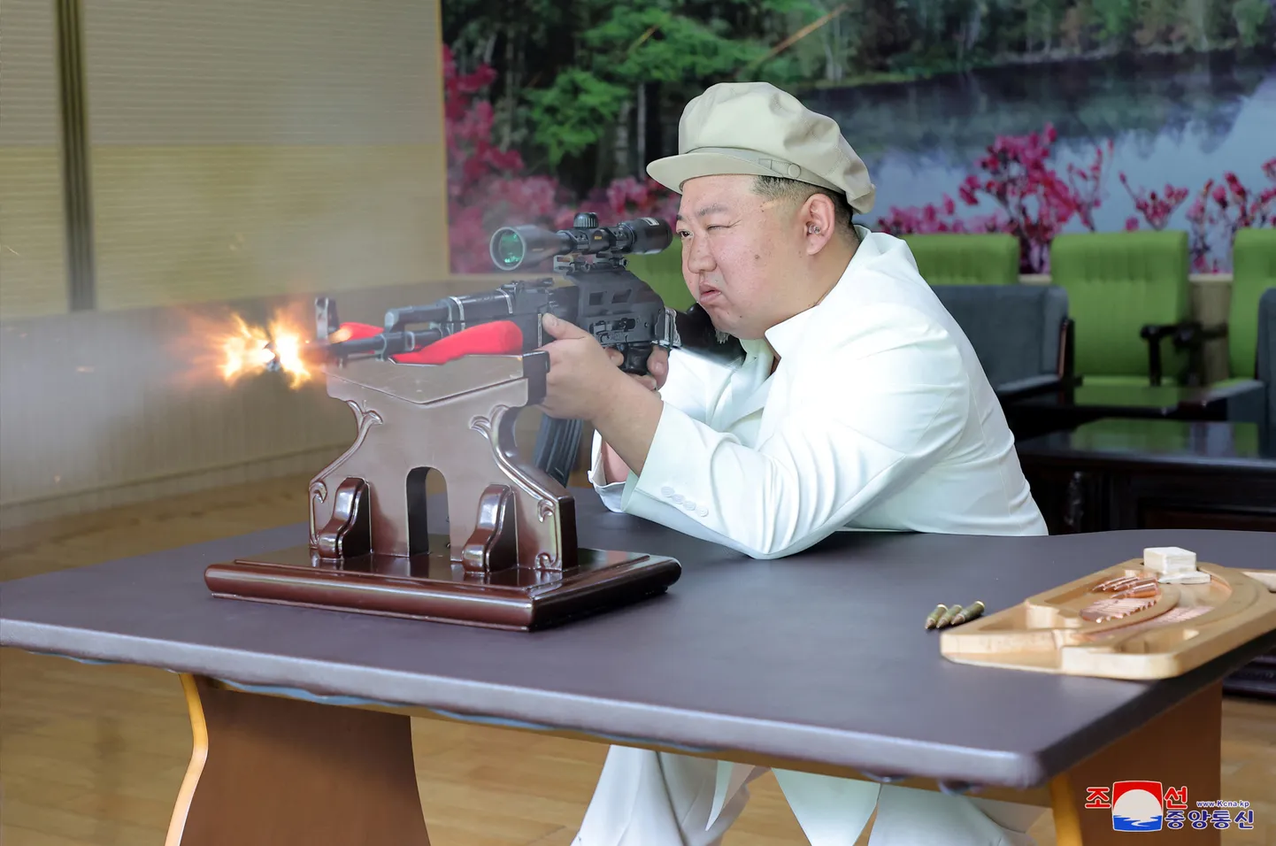 Põhja-Korea lidier Kim Jong-un relvatehast inspekteerimas.