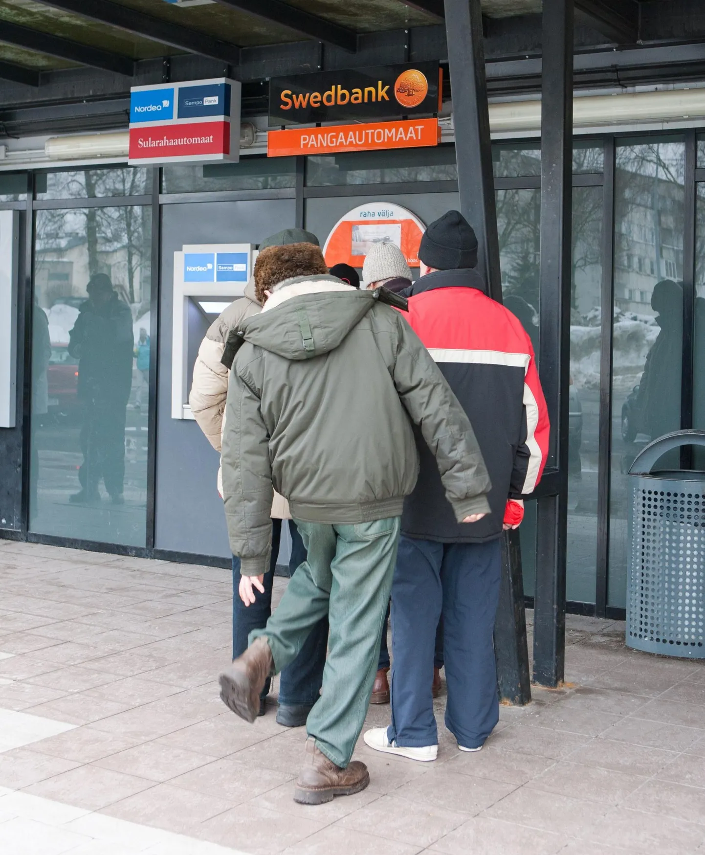 Kui varem seisid inimesed pangaautomaadi juures üsna tihedasti sabas, siis praegu kehtib ka seal kahemeetrise vahemaa reegel.