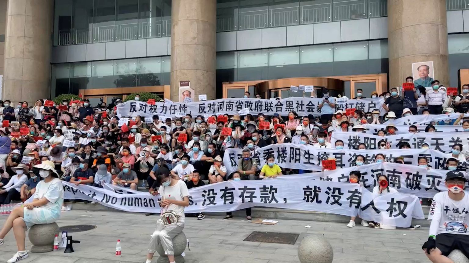 Meeleavaldajad Hiina Rahvapanga hoone ees Zhengzhous protestimas maapiirkondades asuvate pankade hoiuste külmutamise vastu.