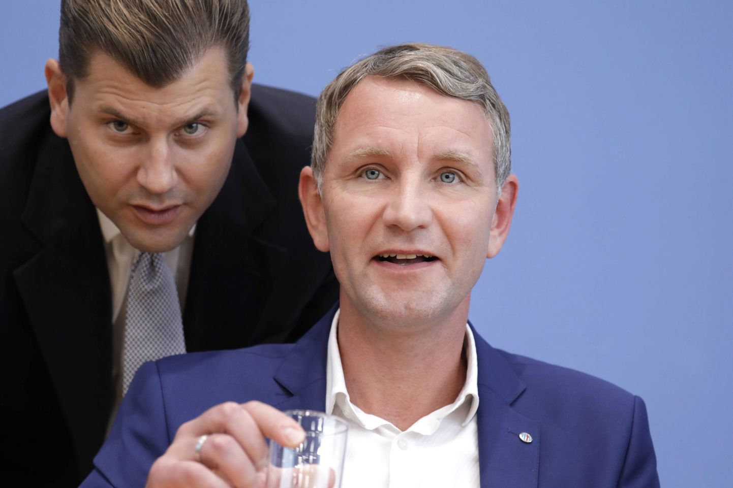 End fašistiks nimetanud pressiesindaja Christian Lüth AfD Der Flügeli fraktsiooni kurikuulsa liidri Björn Höcke selja taga.