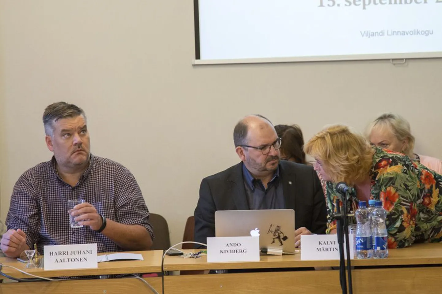 Ando Kiviberg teatas, et ei osale sügisel IRL-i nimekirjas kohalikel valimistel. Peale tema on IRL-i liikmetest Viljandi linnajuhtimises kõrgetel kohtadel abilinnapea Janika Kivistik (paremal) ja volikogu aseesimees Harri Juhani Aaltonen (vasakul).