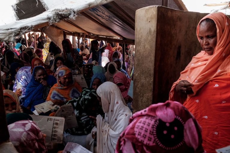 Mali naised toidujärjekorras M'Bera põgenikelaagris Kagu-Mauritaanias, kuhu nad põgenesid sõjaliste kokkupõrgete ja vägivalla eest