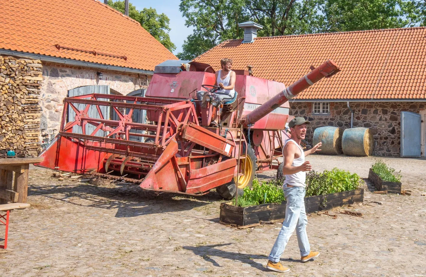 Lavastaja Peep Maasik pani Olustvere mõisa tallihoovis proovi ajal kombainile hääled sisse. Esiplaanil on peaosatäitja Silver Kaljula. Esietendust saab näha 5. augustil.