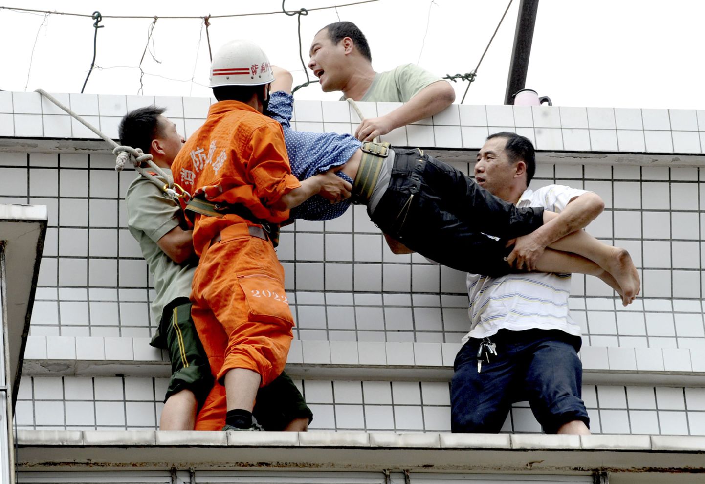Päästjad takistasid naist, kes üritas paar päeva tagasi Fujiani provintsis üheksakorruselise maja katuselt alla hüpata.