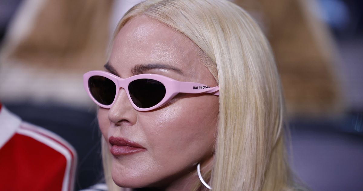 Розовые волосы, прозрачный лиф и колготки в сетку: Мадонна появилась на ...