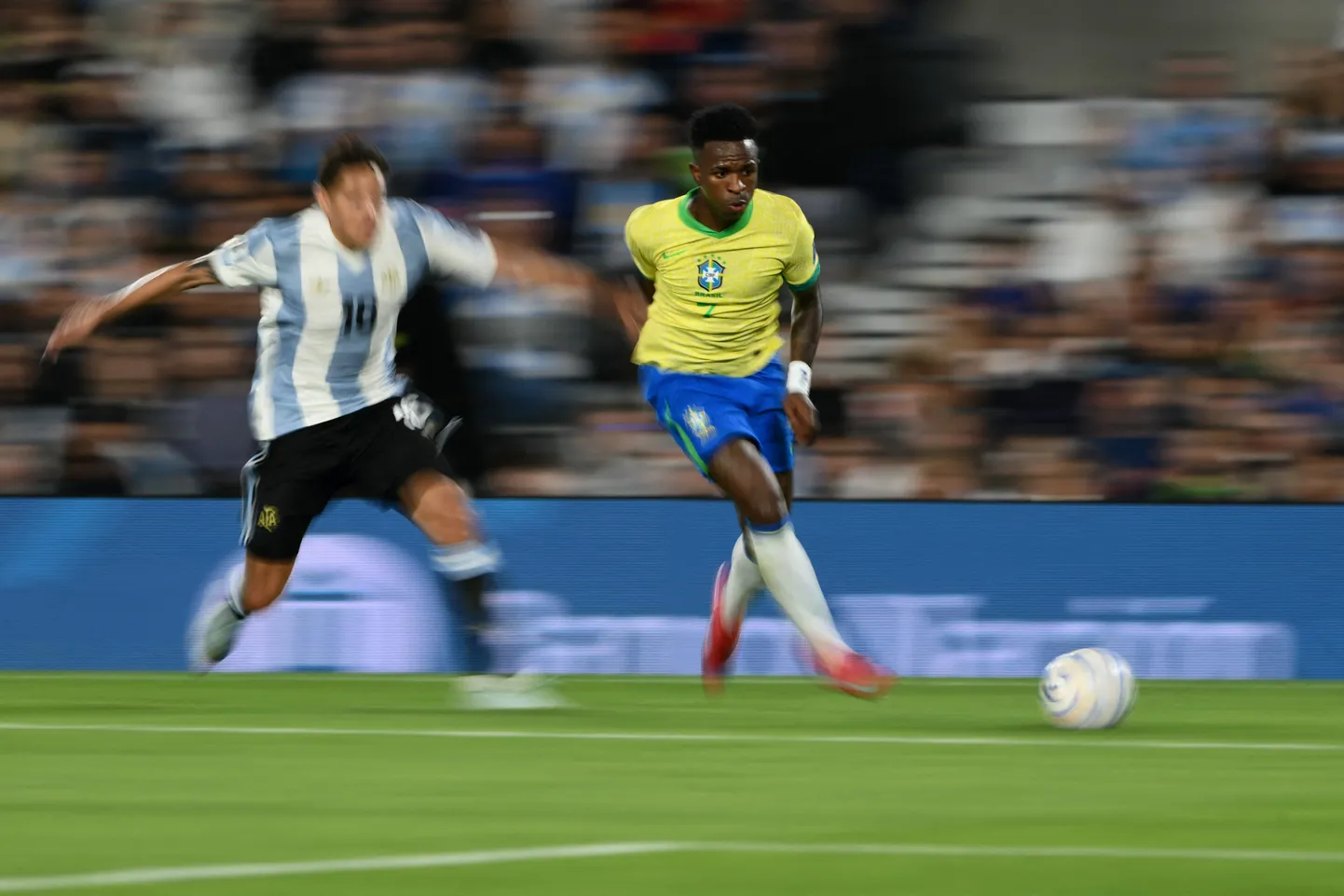 Vinicius Junior (paremal) ründamas mängus Argentinaga.