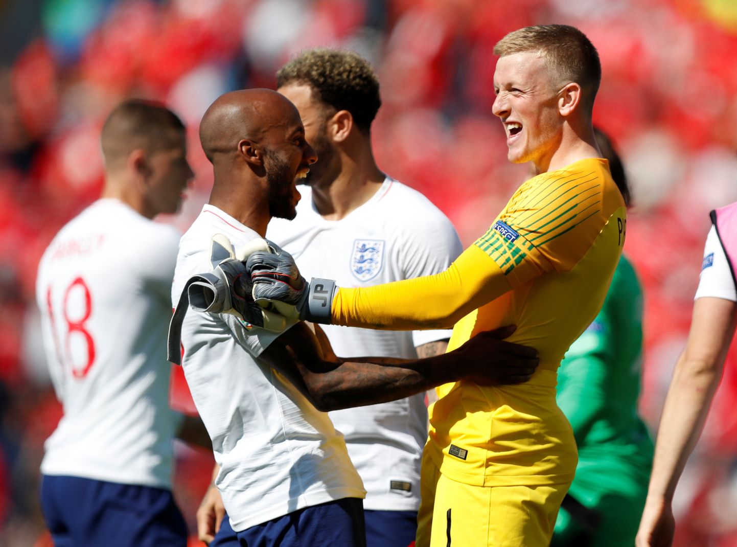 Inglismaa mängijad tähistavad võitu.