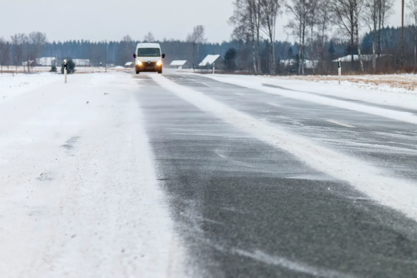 Ettevaatust: teedel püsib libeduseoht!