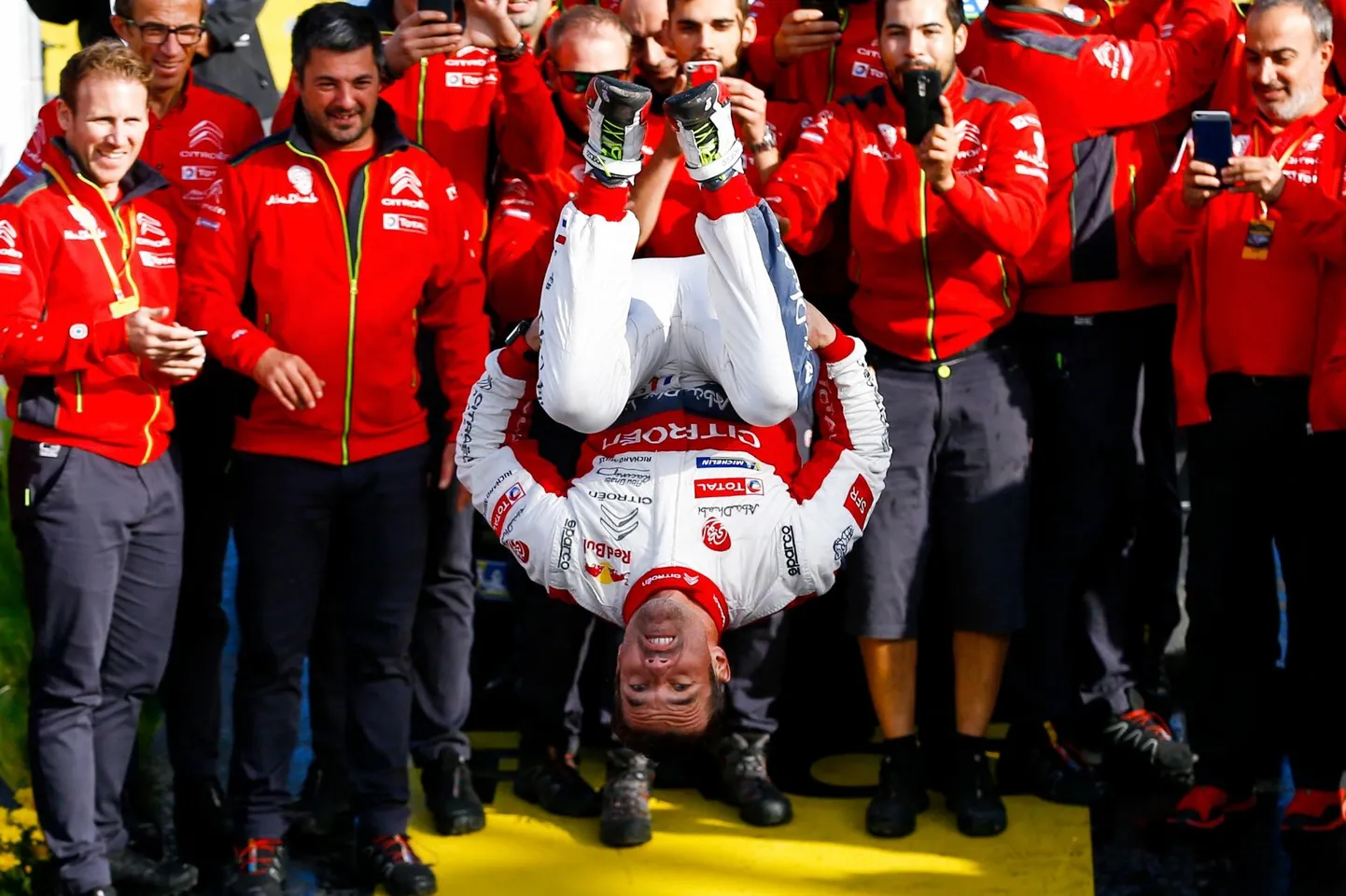 Kui palju näeb 44-aastaseid maailmameistreid saltot tegemas? Sebastien Loeb on üks neist.