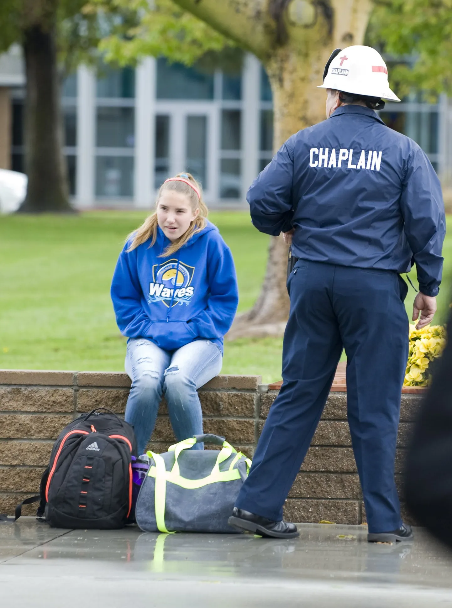 USAs Californias Orange`i maakonnas El Dorado High Schoolis leiti õpetaja surnuna: Pildil kool ja üks selle õpilastest