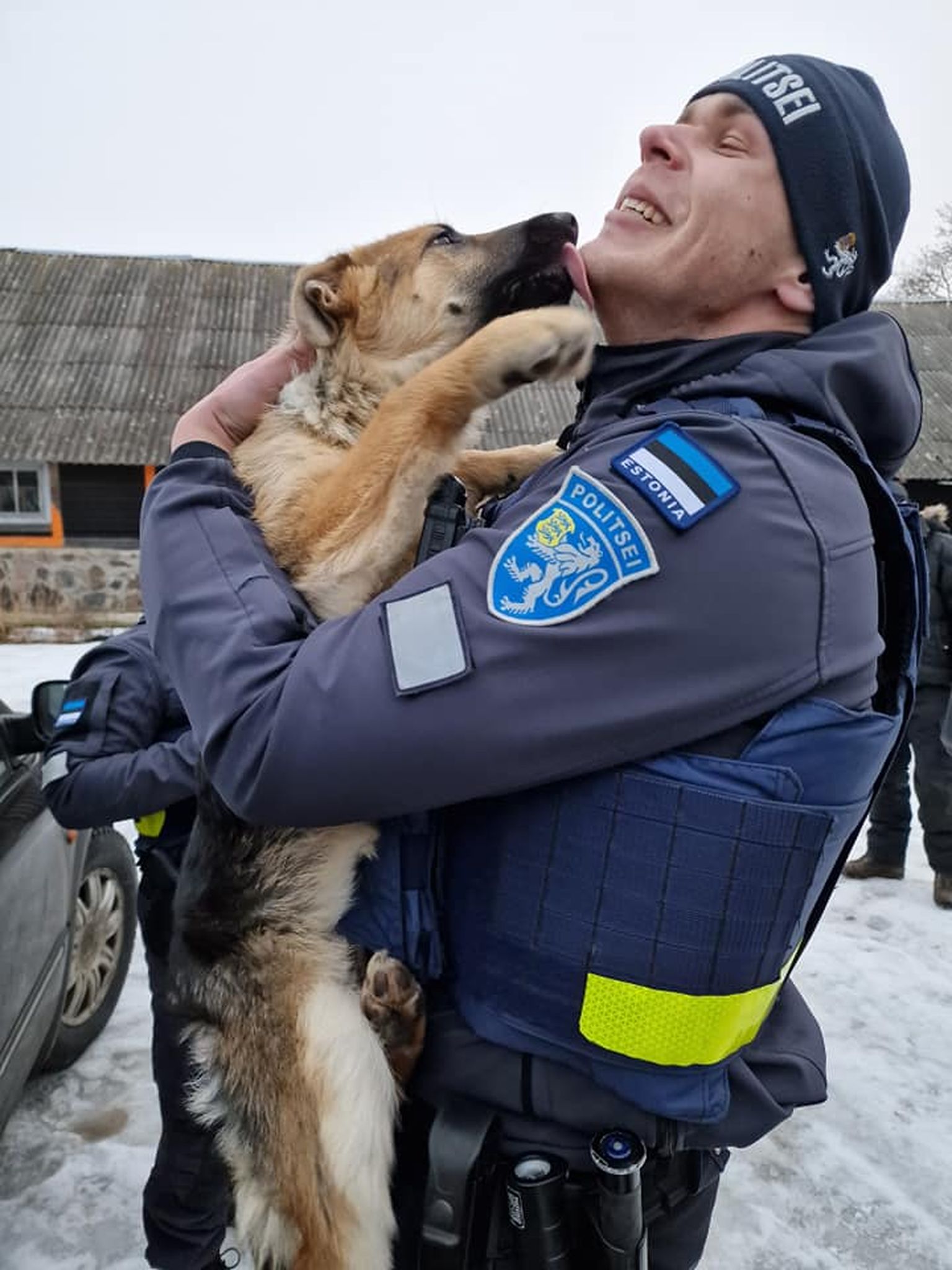 Прибывший на вызов патрульный полицейский решил забрать себе щенка немецкой овчарки, который жил в ужасных условиях.