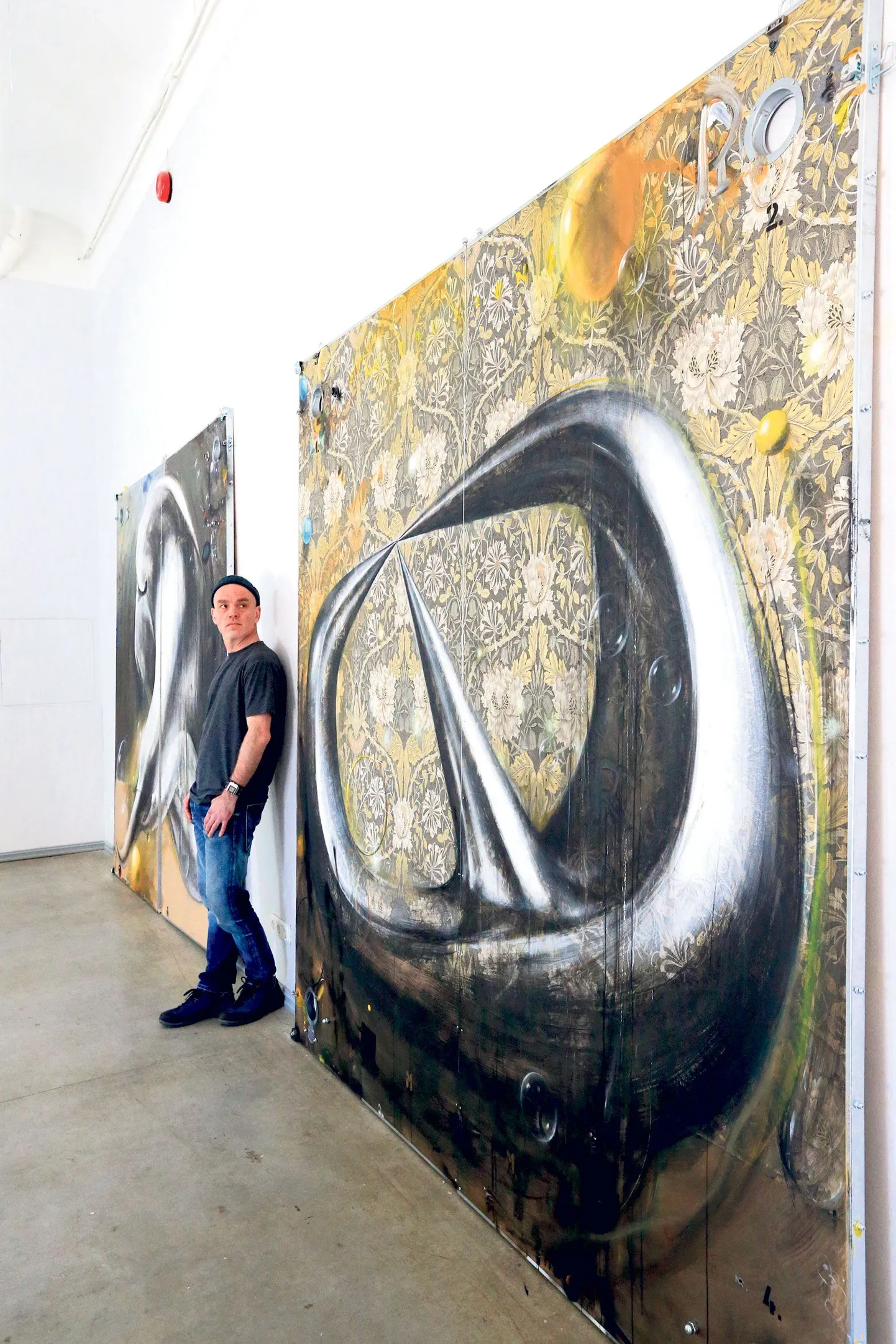 Tartu kunstimaja monumentaalgaleriis on Laurentsiuse kõrval tema maalid «M&M» (esiplaanil, 2016) ja «Mapplethorpe’i kalla XL» (2015).