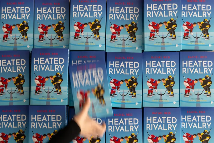 Ülimenuka homoerootilise hokiromaani «Heated Rivalry» autor rabab ...