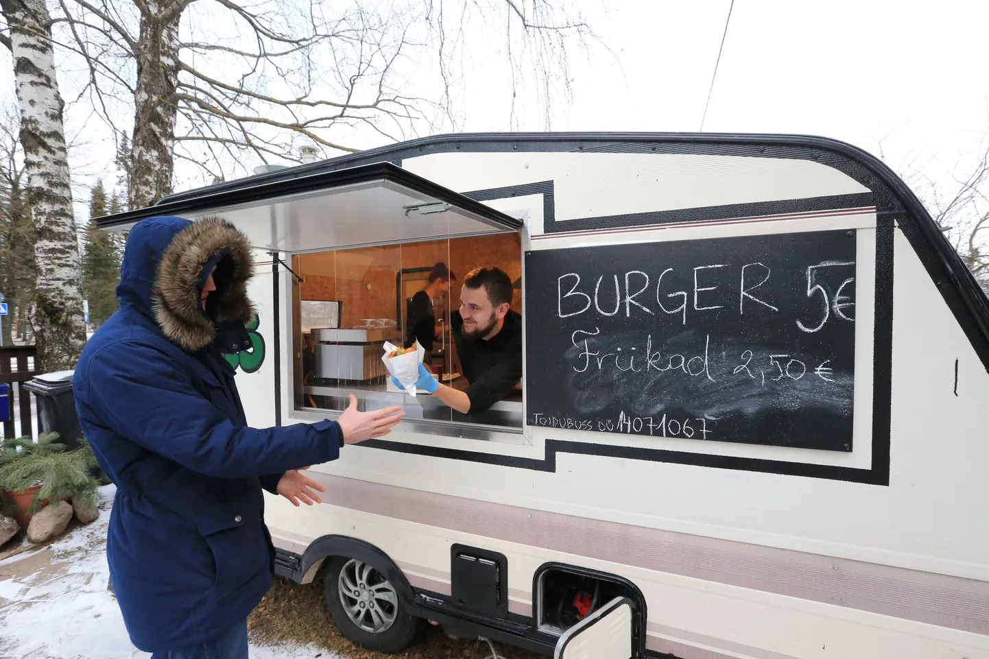 Sander Õigusel (haagises) on paari kuu jooksul tekkinud palju püsikliente. Nende hulgas on ka Hendrik Võlli (vasakul), kes arvas, et on käinud juba kümme korda hamburgerit ostmas.