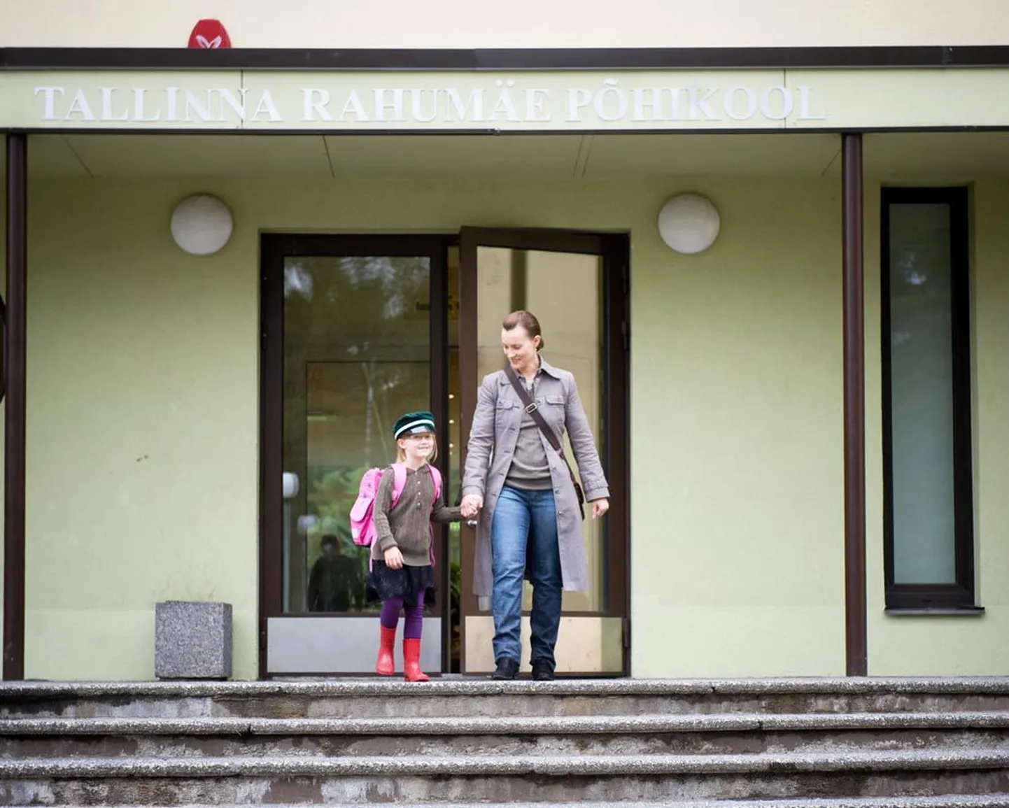 Nove Isabel Kadak                 (7) tegi kevadel katseid kolme kooli, ent pidi sügisel alustama kooliteed Rahumäe põhikooli teises vahetuses. Eile lõppesid tunnid            kell 16.30 ja ema Kadri Purkas sai talle vastu tulla vaid tänu sellele, et tal oli vaba päev.
