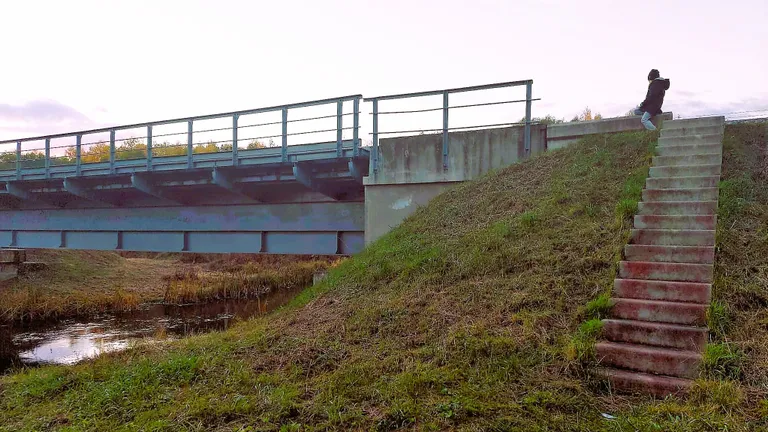 Raudteesillale on lihtne pääseda, sest sinna viib trepp.