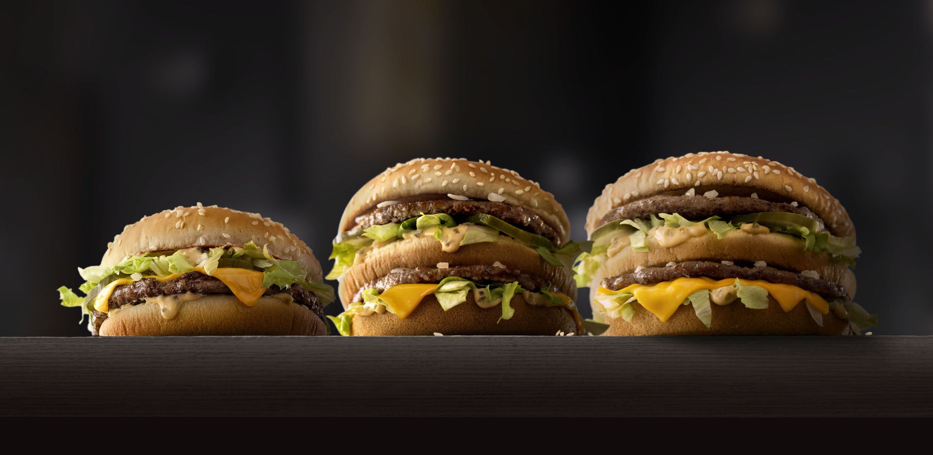 McDonald's  testib uue suurusega burgereid. Pildil (vasakult alustades) Mac Junior, Big Mac ja Grand Mac.