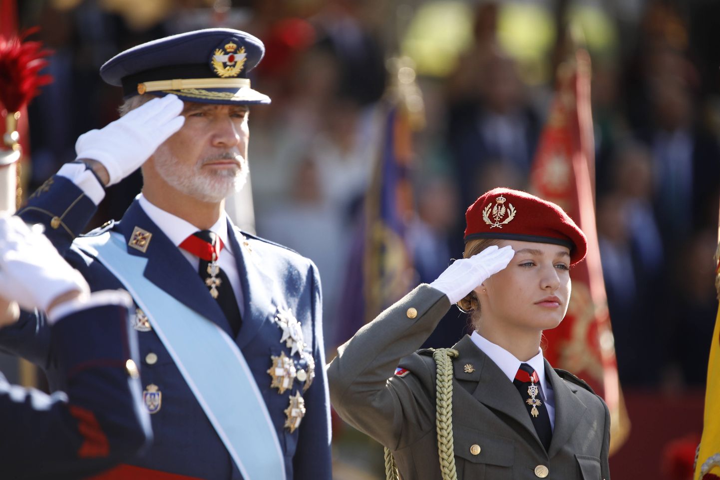 Hispaania kuningas Felipe ja troonipärijast printsess Leonor täna Hispaania rahvuspüha paraadil.