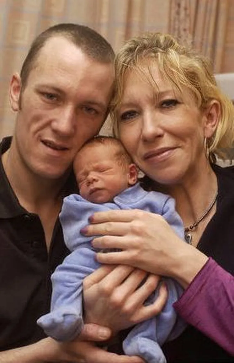 Sally Jones koos endise partneri Darren Dixoni ja poja Joega