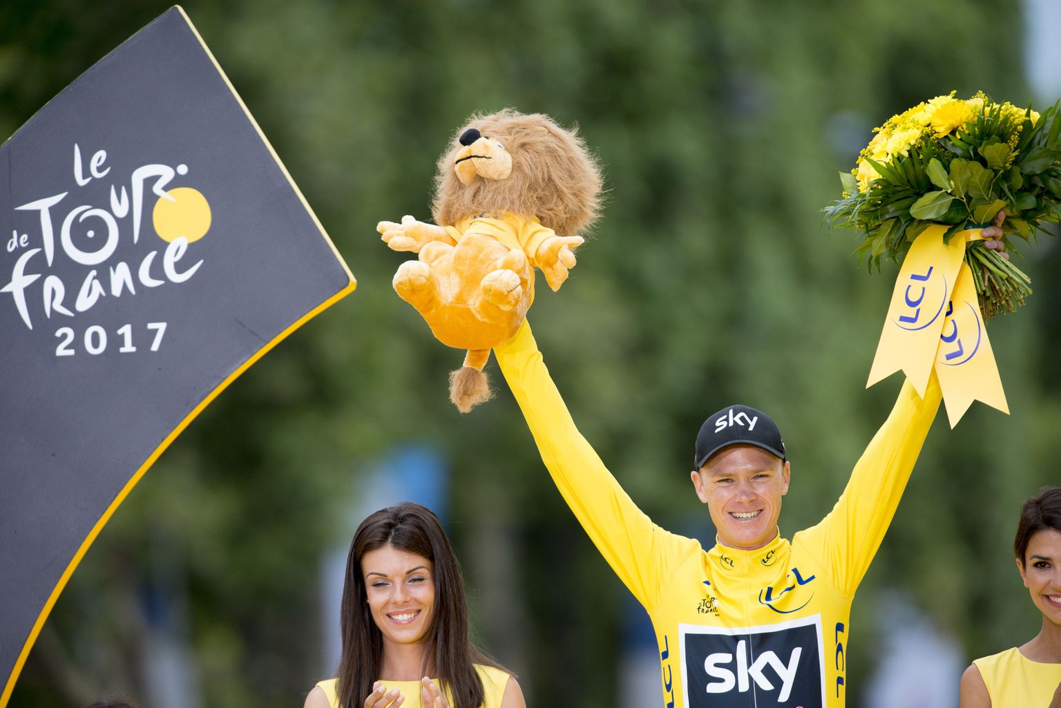 Chris Froome tähistamas järjekordset Tour de France'i üldvõitu.