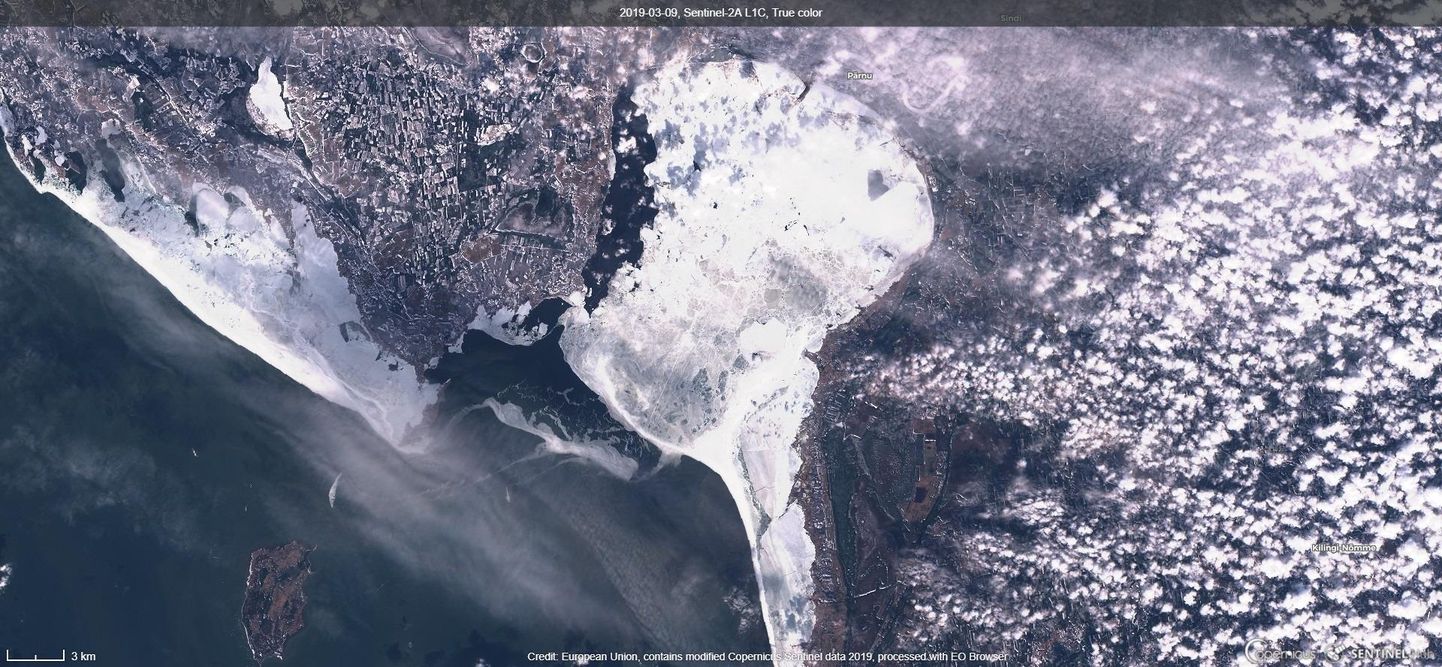 Tuul tõi nädalavahetusel Pärnu lahe jääd taas täis. Satelliidipilt 9. märtsist 2019.
