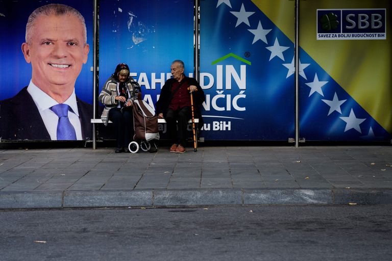 Inimesed ootamas bussi Bosnia meediaärimehe Fahrudin Radončić valimisplakati ees. Riigi suurima meediagrupi asutaja pürgib moslemite esindajana Bosnia ja Hertsegoviina kolmeliikmelisse presidentuuri.
