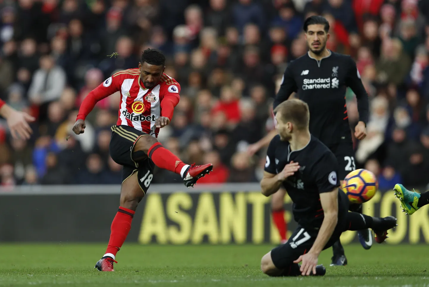 Ragnar Klavan üritab takistada Sunderlandi ründaja Jermain Defoe pealelööki.