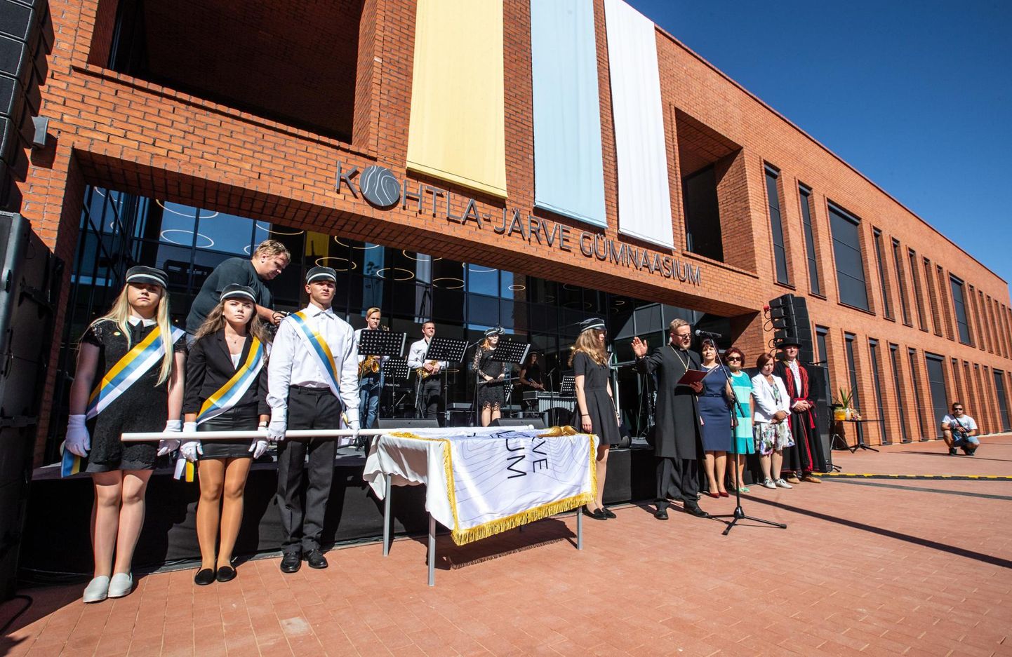 Koolipere tänavu 1. septembril Kohtla-Järve riigigümnaasiumi avapäeval õppeasutuse lipuga.