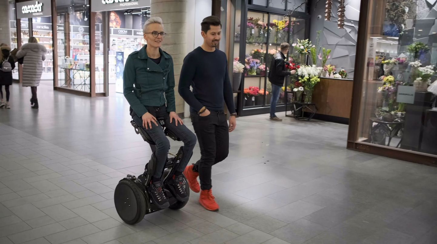 Kim-e - это транспортное средство, позволяющее пользователям инвалидных колясок чувствовать себя, передвигаясь, как обычные люди на высоте обычного пешехода.
