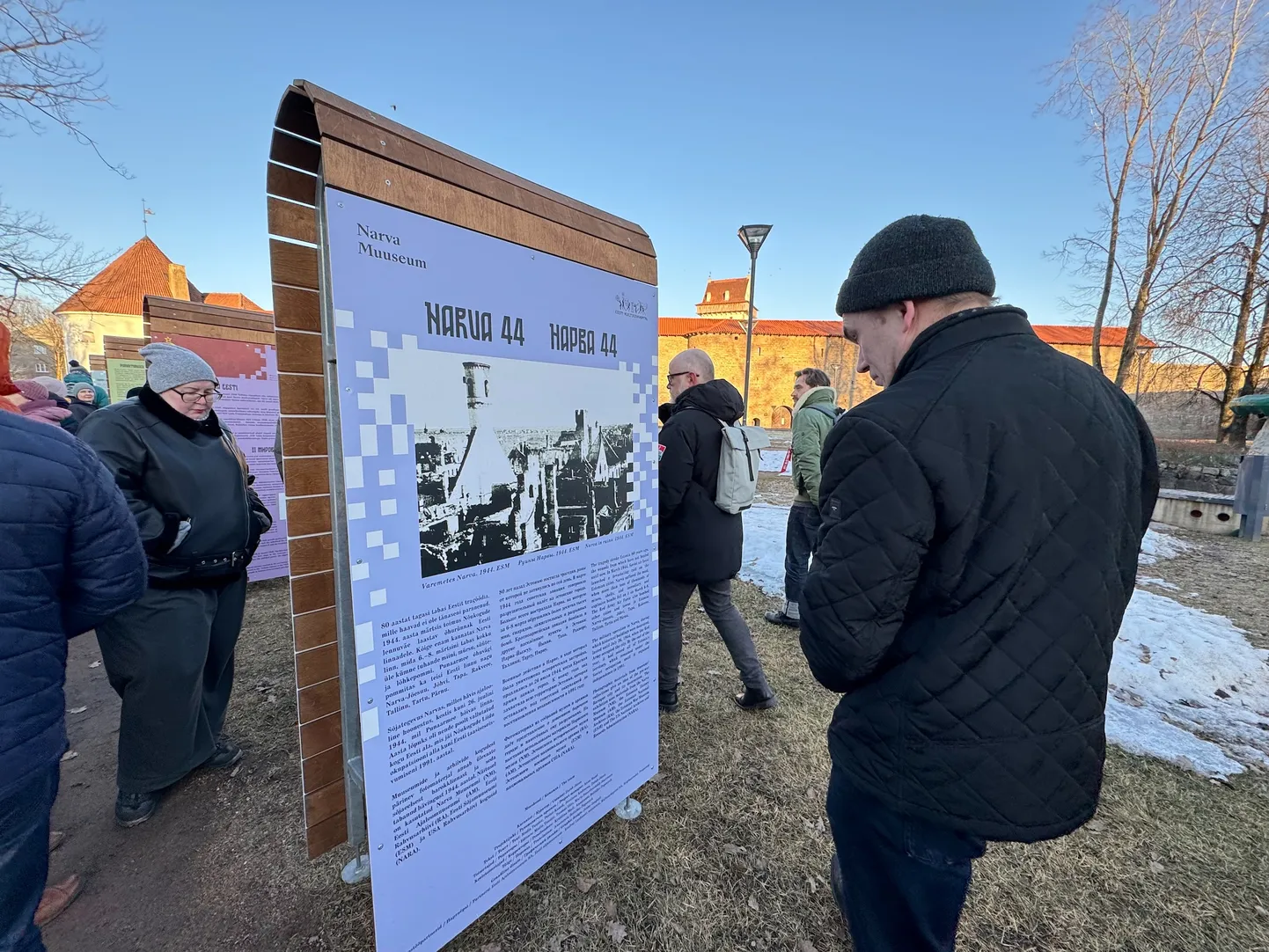 Выставка Нарвского музея "Нарва 44", посвященная мартовской бомбардировке города, открылась под открытым небом в Замковом парке.