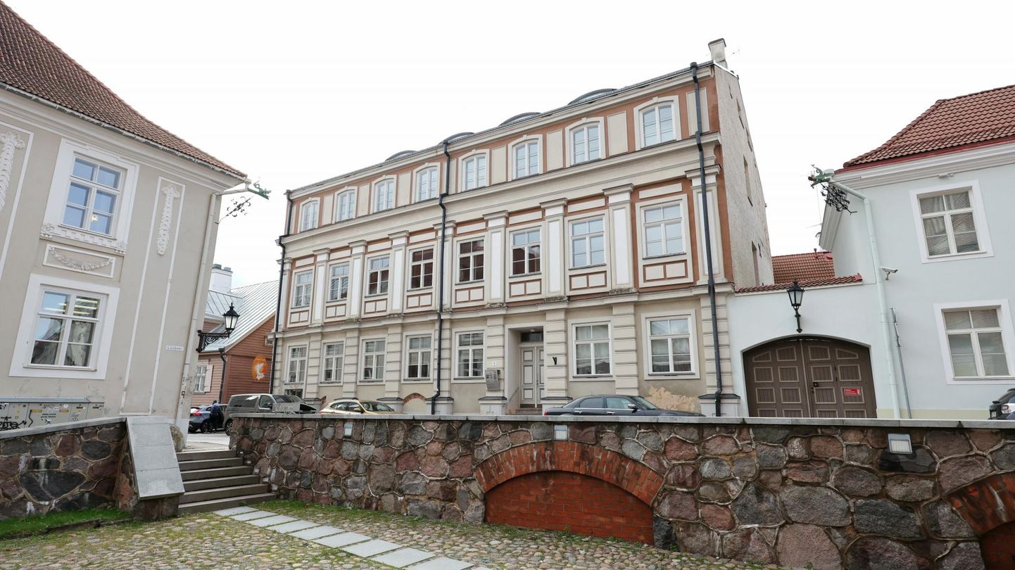 Tartu Jaani tänav 8, endine Tartu ülikooli hoone, kus õppetöö toimus 1642–1656 ja 1690–1699. Hoonet on palju kordi ümber ehitatud, see on olnud vangla ja arestimaja, nüüd on see elumaja.