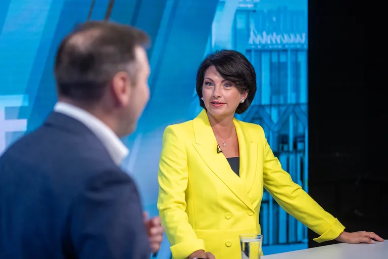 Студия Postimees: может ли быть зеленой столицей полностью перекопанный город? / Одежда ведущей: Tallinna Kaubamaja / Riani