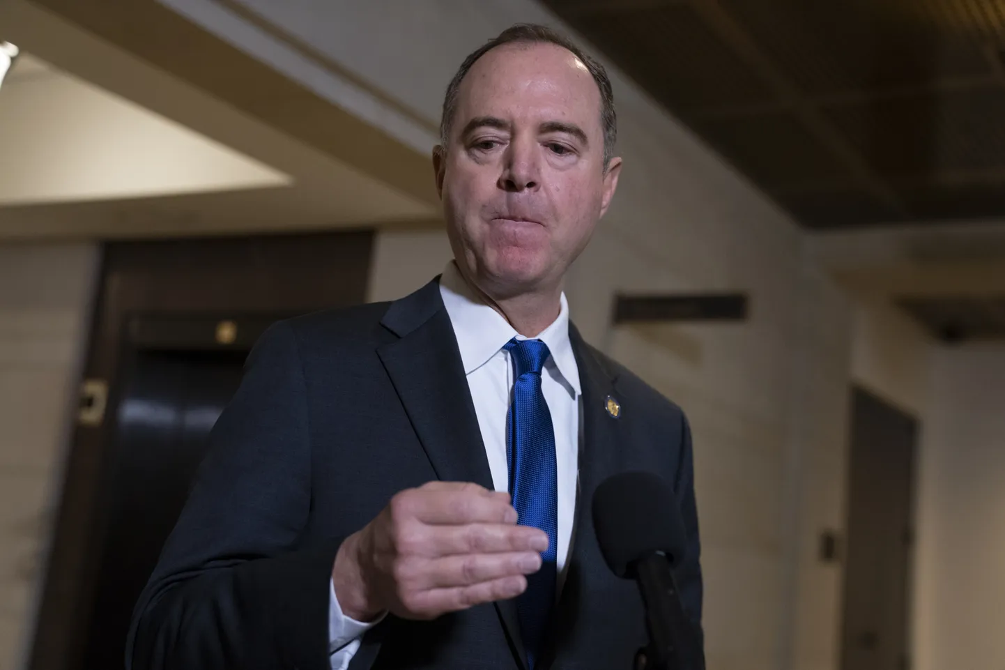 Ühte kolmest USA presidendi Donald Trumpi tagandamisjuurdlust juhtivast esindajatekoja komiteest juhtiv demokraat Adam Schiff esmaspäeval Washingtonis Kapitooliumil.