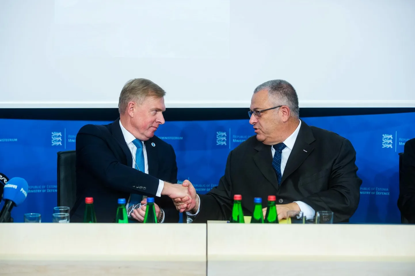Proteus Advanced Systemsi peadirektori Ron Tryfuse sõnul on firma toodetavad laevatõrje raketisüsteemid moodsaimad maailmas. Vasakul kaitseminister Kalle Laanet.