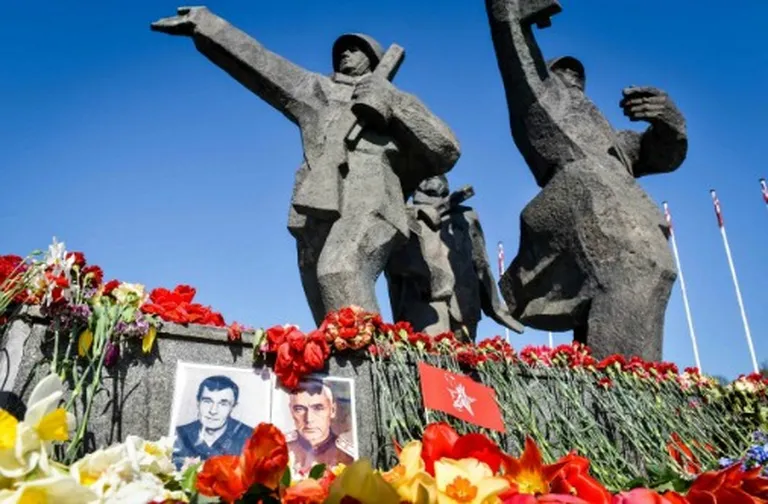 У памятника победителям в Риге 9 мая - море цветов