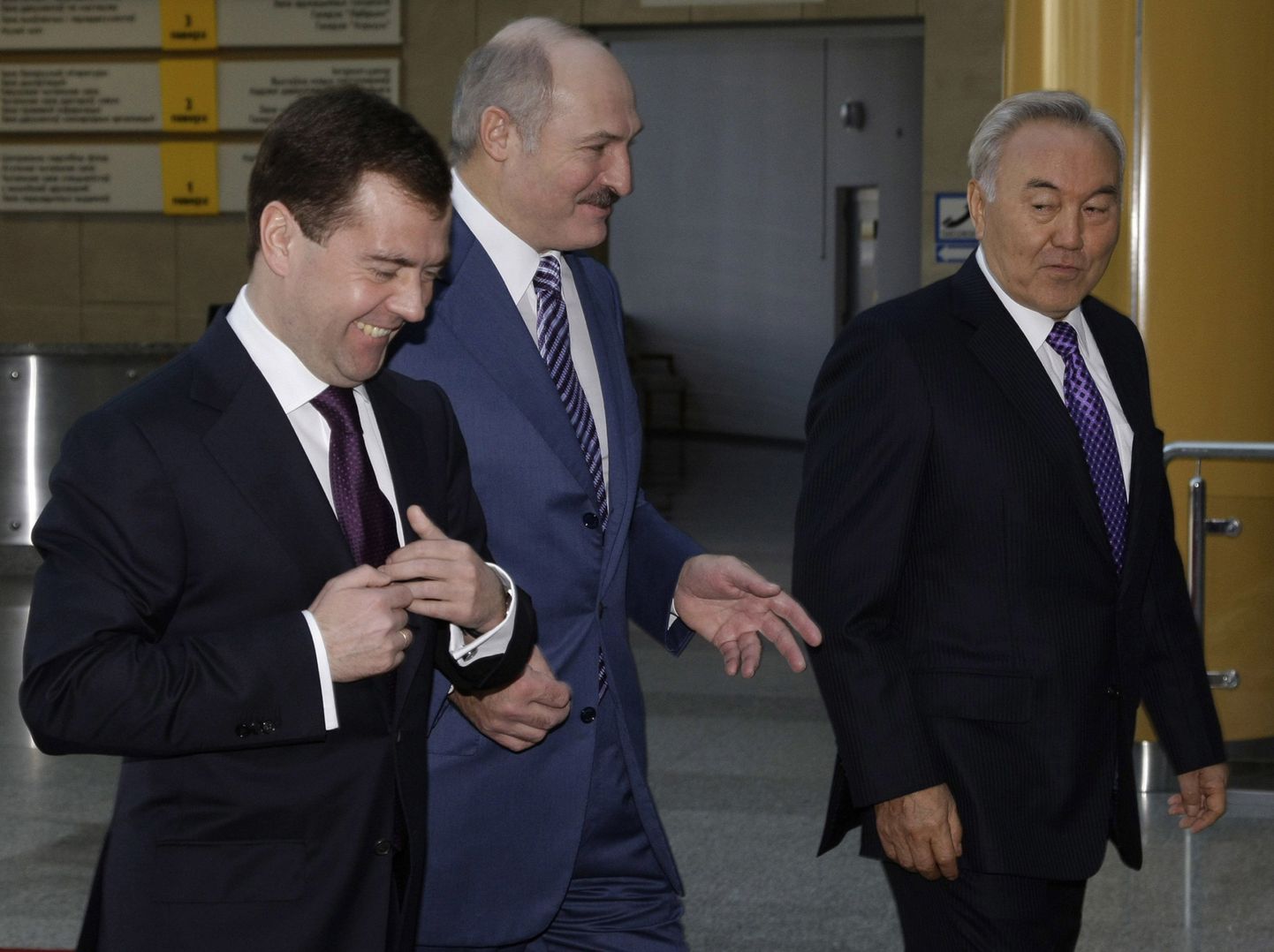 Vene president Dmitri Medvedev, Valgevene riigipea Aleksander Lukašenka ja nende Kasahstani kolleeg Nursultan Nazarbajev läbirääkimistel.