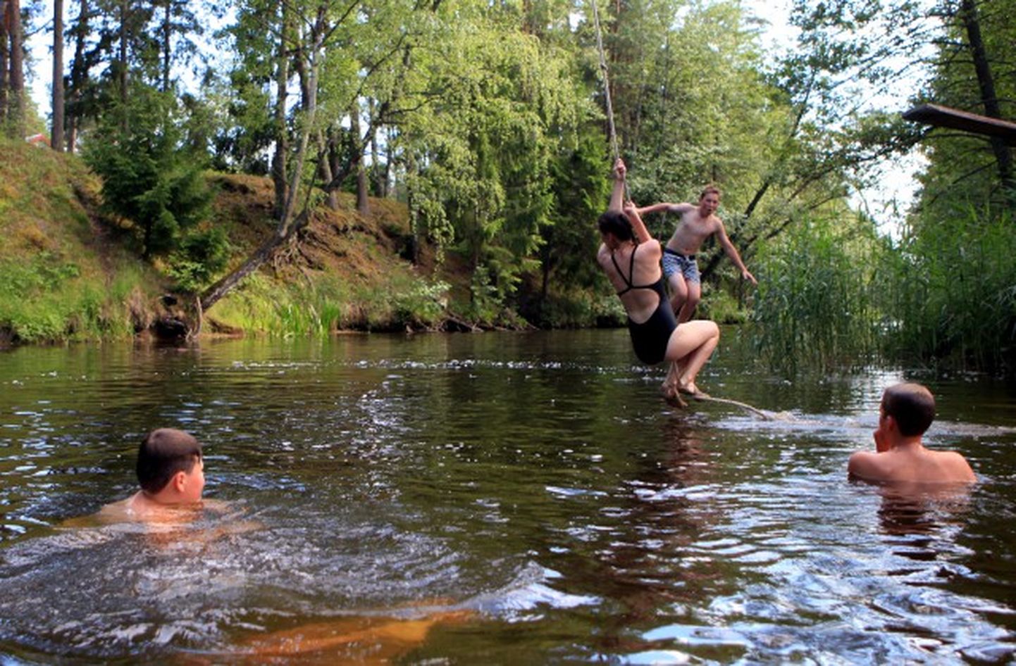 Люди купаются в Мерсрагском канале