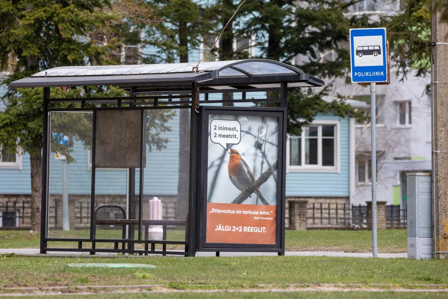 Pildil on Polikliiniku peatus Rakveres, kus praegu bussi oodata ei ole mõtet.