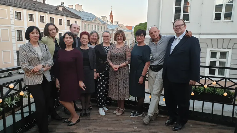 Juhan Peegli kursus õppis ülikoolis aastail 1976–1981. Ülikooli kohviku rõdul seisavad (vasakult) Silvia Paluoja, Aune Unt, Aime Jõgi, Mati Määrits, Krista Aru, Mare Pihlak, Tiina Rebane, Marica Lillemets, Katrin Saks, Priit Jõgi, Raivo Lott. Samalt kursuselt viibisid sündmusel veel Erki Berends, Margus Väja ja Riina Mägi.